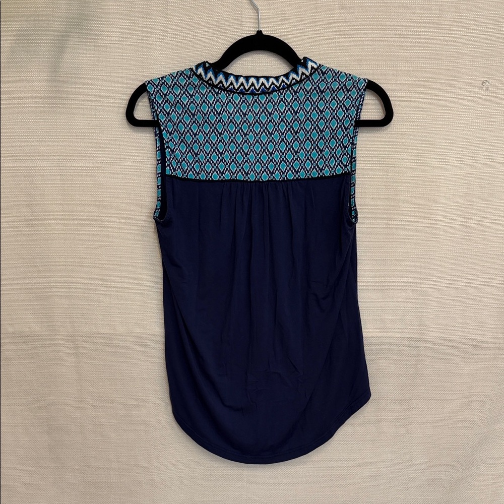 Market & Spruce Navy and Blue Patterned Sleeveless Blouse - Picture 3 of 4